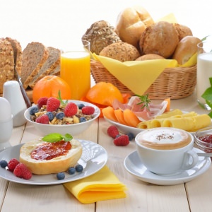 Desayuno abundante frutas pan cafe